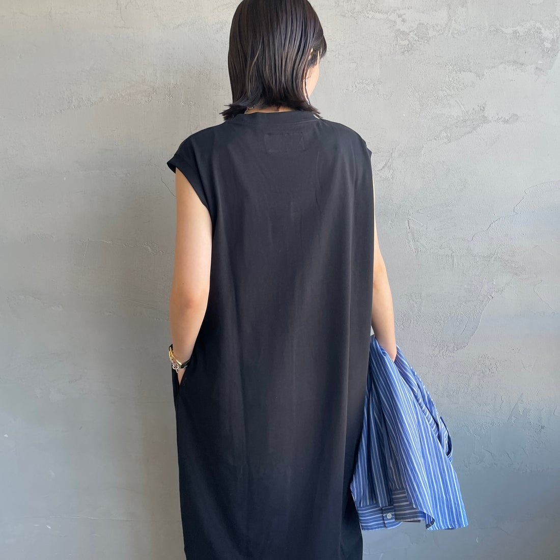 UNIVERSAL OVERALL [ユニバーサルオーバーオール] 別注 フロッキーワンポイントロゴ ノースリーブ マキシ丈ワンピース [U2612807IN-JF] BLACK &&モデル身長：160cm 着用サイズ：F&&