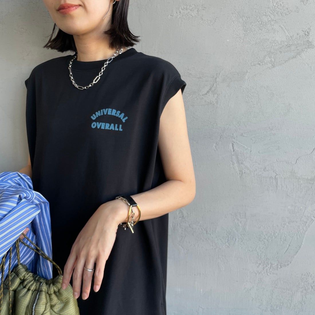 UNIVERSAL OVERALL [ユニバーサルオーバーオール] 別注 フロッキーワンポイントロゴ ノースリーブ マキシ丈ワンピース [U2612807IN-JF] BLACK &&モデル身長：160cm 着用サイズ：F&&