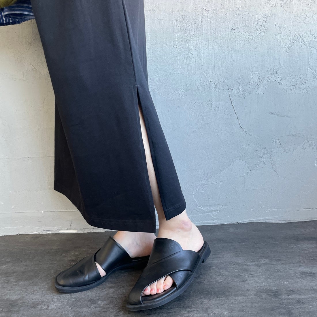 UNIVERSAL OVERALL [ユニバーサルオーバーオール] 別注 フロッキーワンポイントロゴ ノースリーブ マキシ丈ワンピース [U2612807IN-JF] BLACK &&モデル身長：160cm 着用サイズ：F&&