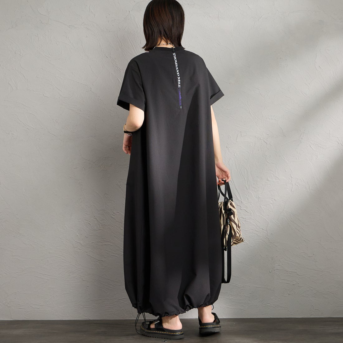 THOUSAND MILE [サウザンド マイル] 別注 ハイエアー バックジップ ショートスリーブワンピース [TM261HA50832-JF] 09 BLACK &&モデル身長：160cm 着用サイズ：F&&