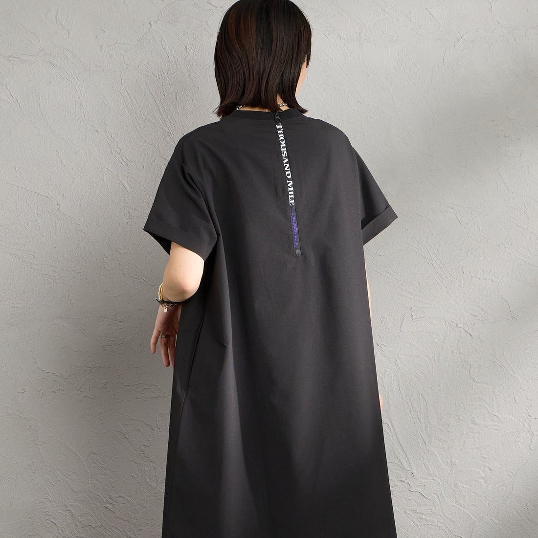THOUSAND MILE [サウザンド マイル] 別注 ハイエアー バックジップ ショートスリーブワンピース [TM261HA50832-JF] 09 BLACK &&モデル身長：160cm 着用サイズ：F&&