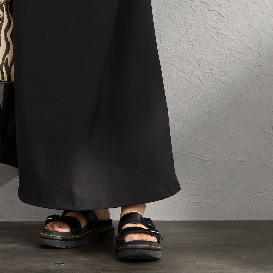 THOUSAND MILE [サウザンド マイル] 別注 ハイエアー バックジップ ショートスリーブワンピース [TM261HA50832-JF] 09 BLACK &&モデル身長：160cm 着用サイズ：F&&