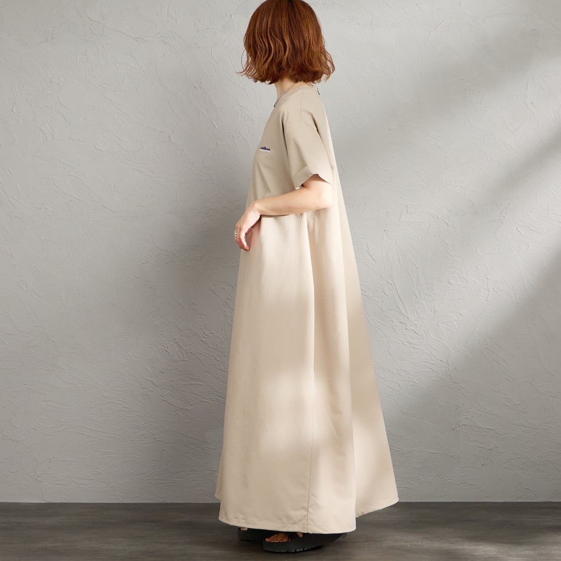 THOUSAND MILE [サウザンド マイル] 別注 ハイエアー バックジップ ショートスリーブワンピース [TM261HA50832-JF] 15 GREIGE &&モデル身長：158cm 着用サイズ：F&&