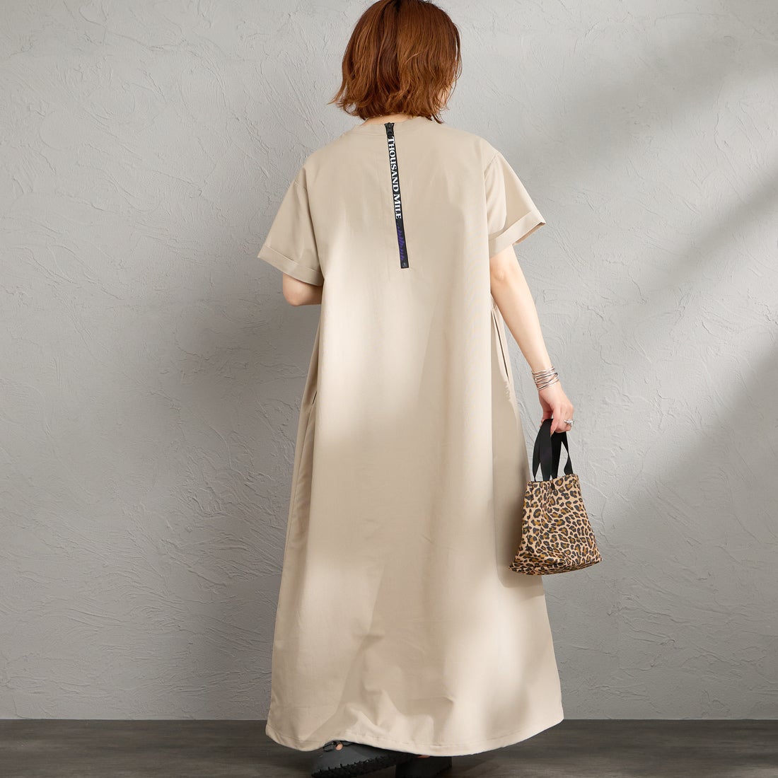 THOUSAND MILE [サウザンド マイル] 別注 ハイエアー バックジップ ショートスリーブワンピース [TM261HA50832-JF] 15 GREIGE &&モデル身長：158cm 着用サイズ：F&&