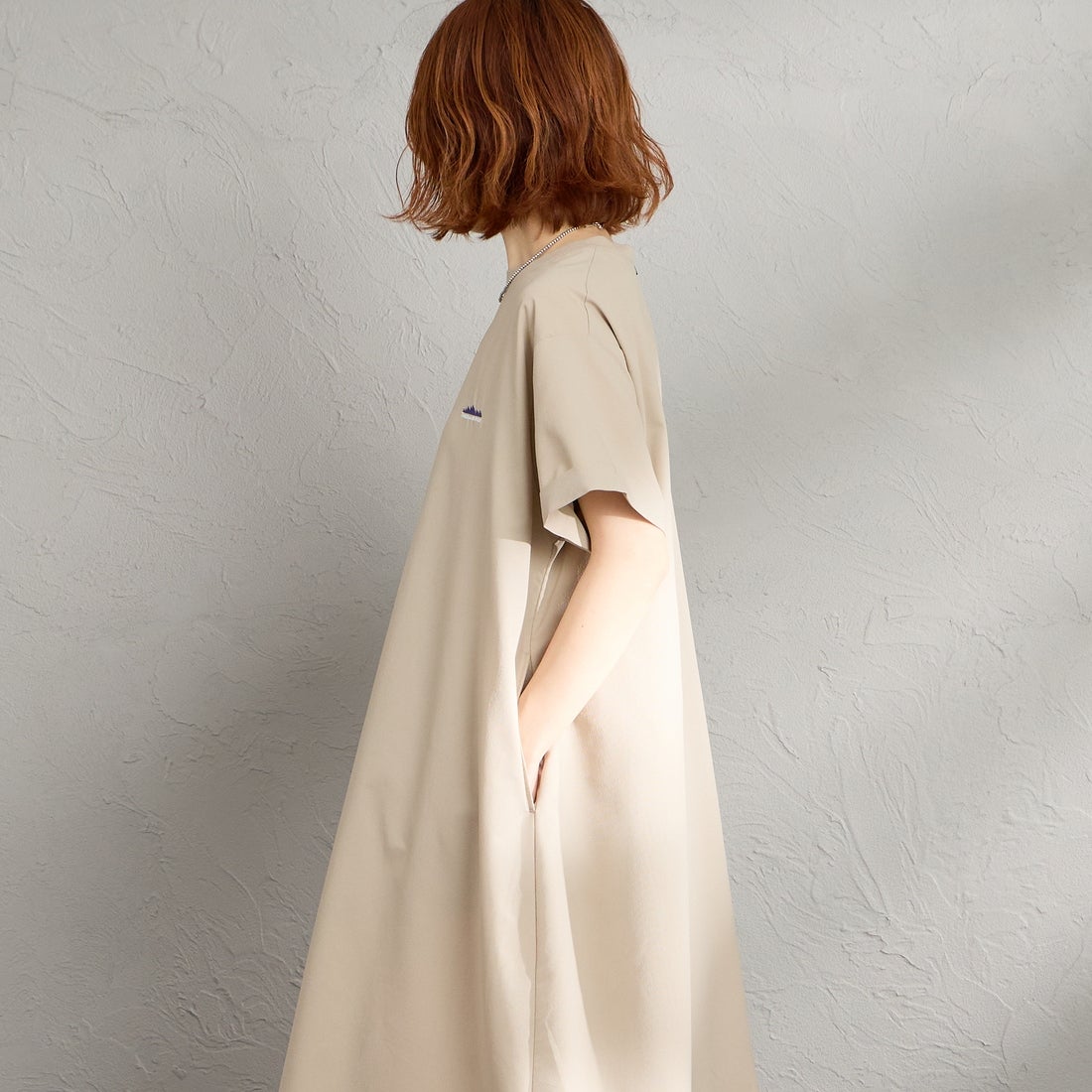 THOUSAND MILE [サウザンド マイル] 別注 ハイエアー バックジップ ショートスリーブワンピース [TM261HA50832-JF] 15 GREIGE &&モデル身長：158cm 着用サイズ：F&&