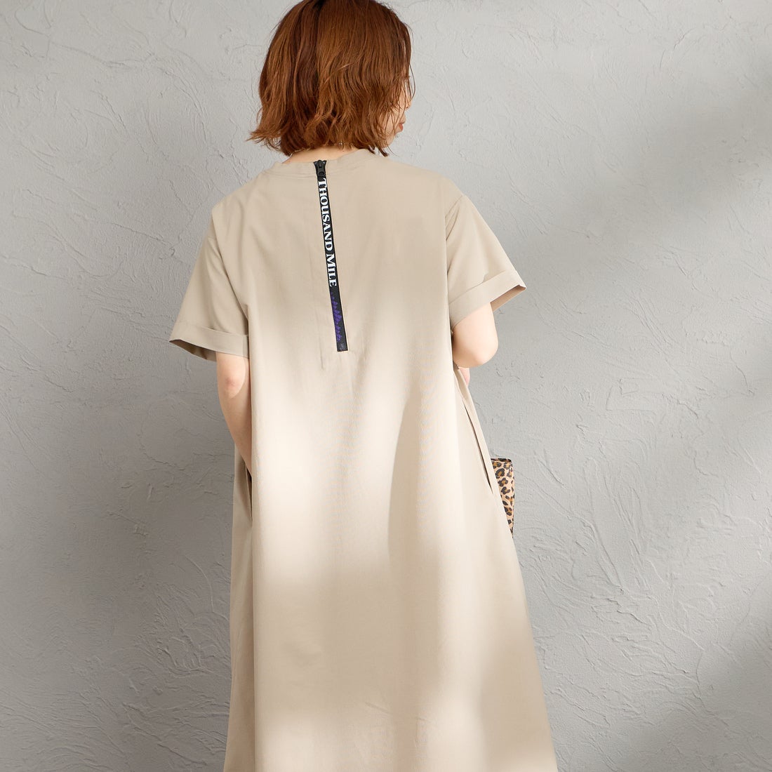 THOUSAND MILE [サウザンド マイル] 別注 ハイエアー バックジップ ショートスリーブワンピース [TM261HA50832-JF] 15 GREIGE &&モデル身長：158cm 着用サイズ：F&&