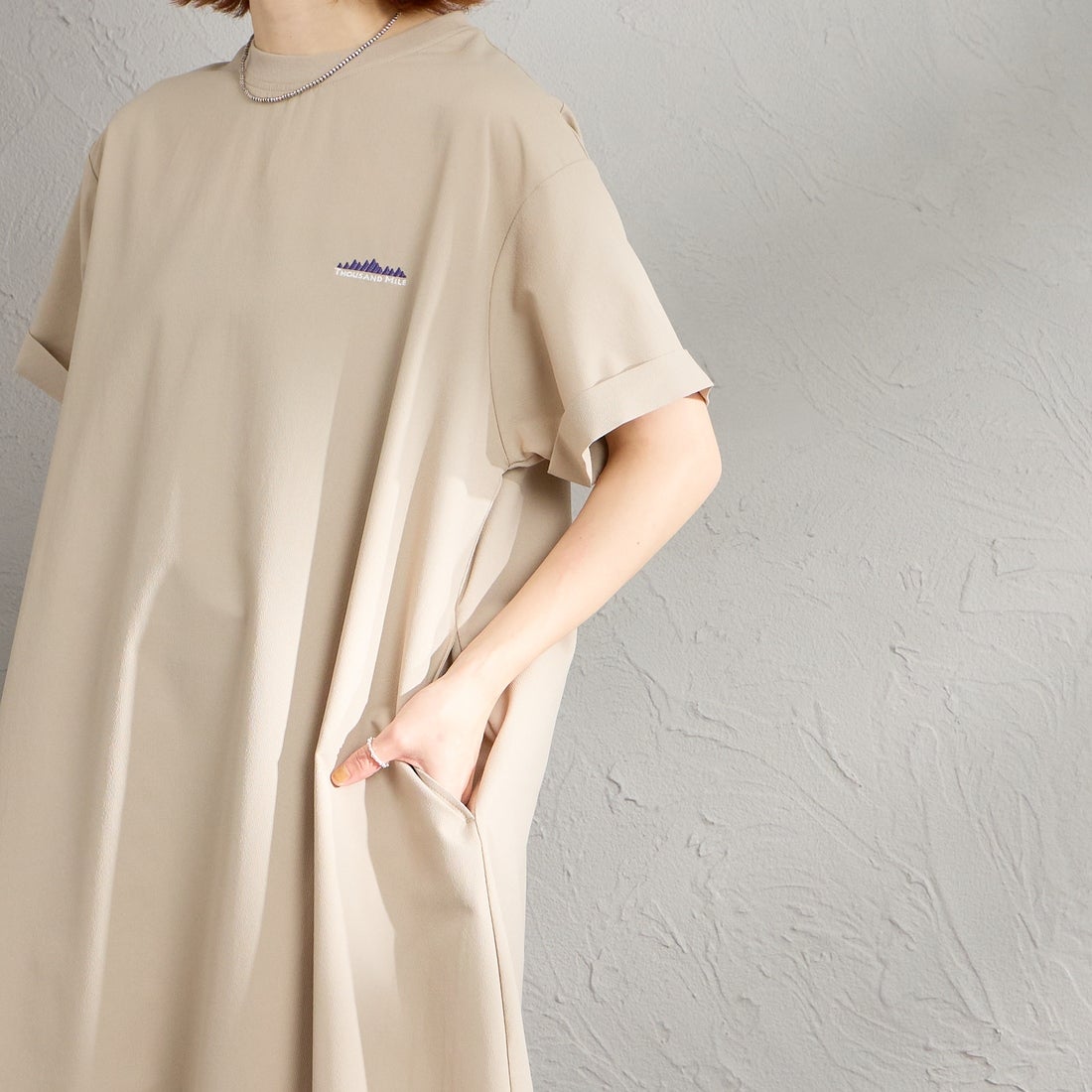 THOUSAND MILE [サウザンド マイル] 別注 ハイエアー バックジップ ショートスリーブワンピース [TM261HA50832-JF] 15 GREIGE &&モデル身長：158cm 着用サイズ：F&&