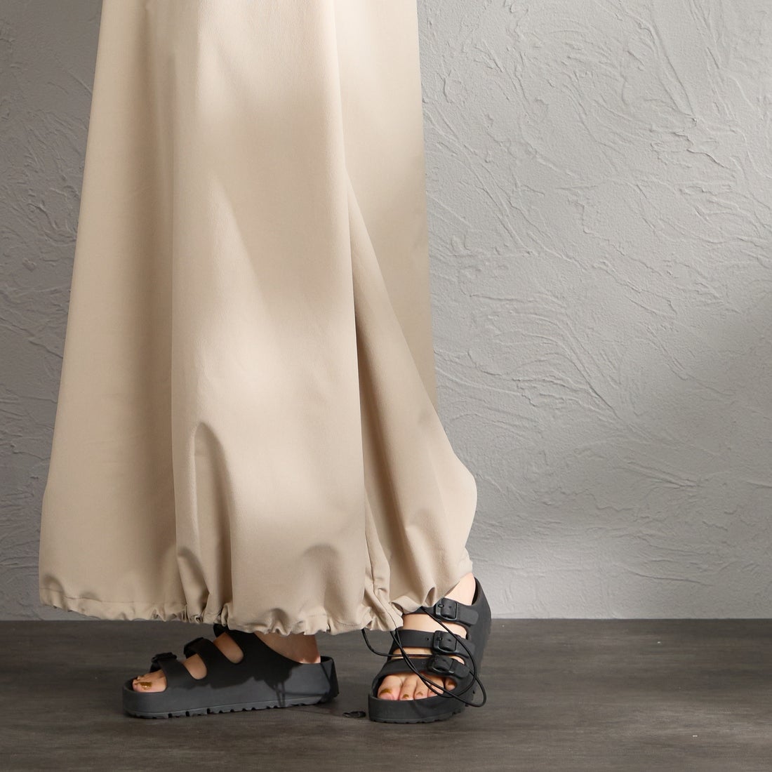 THOUSAND MILE [サウザンド マイル] 別注 ハイエアー バックジップ ショートスリーブワンピース [TM261HA50832-JF] 15 GREIGE &&モデル身長：158cm 着用サイズ：F&&