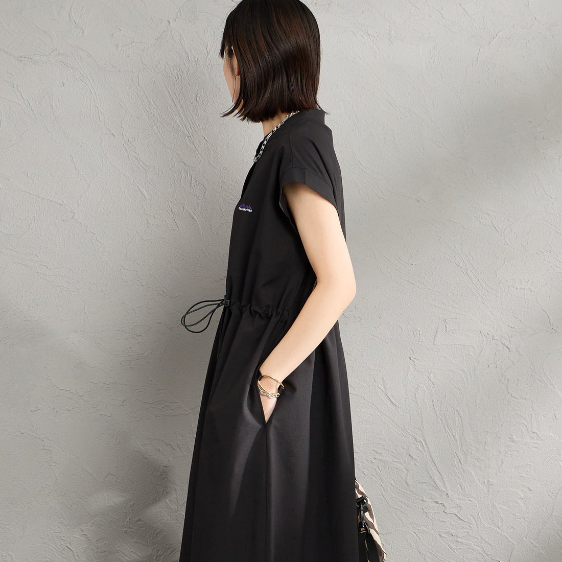 THOUSAND MILE [サウザンド マイル] 別注 ハイエアー ウエストギャザー フレンチスリーブワンピース [TM261HA50822-JF] 09 BLACK &&モデル身長：160cm 着用サイズ：F&&