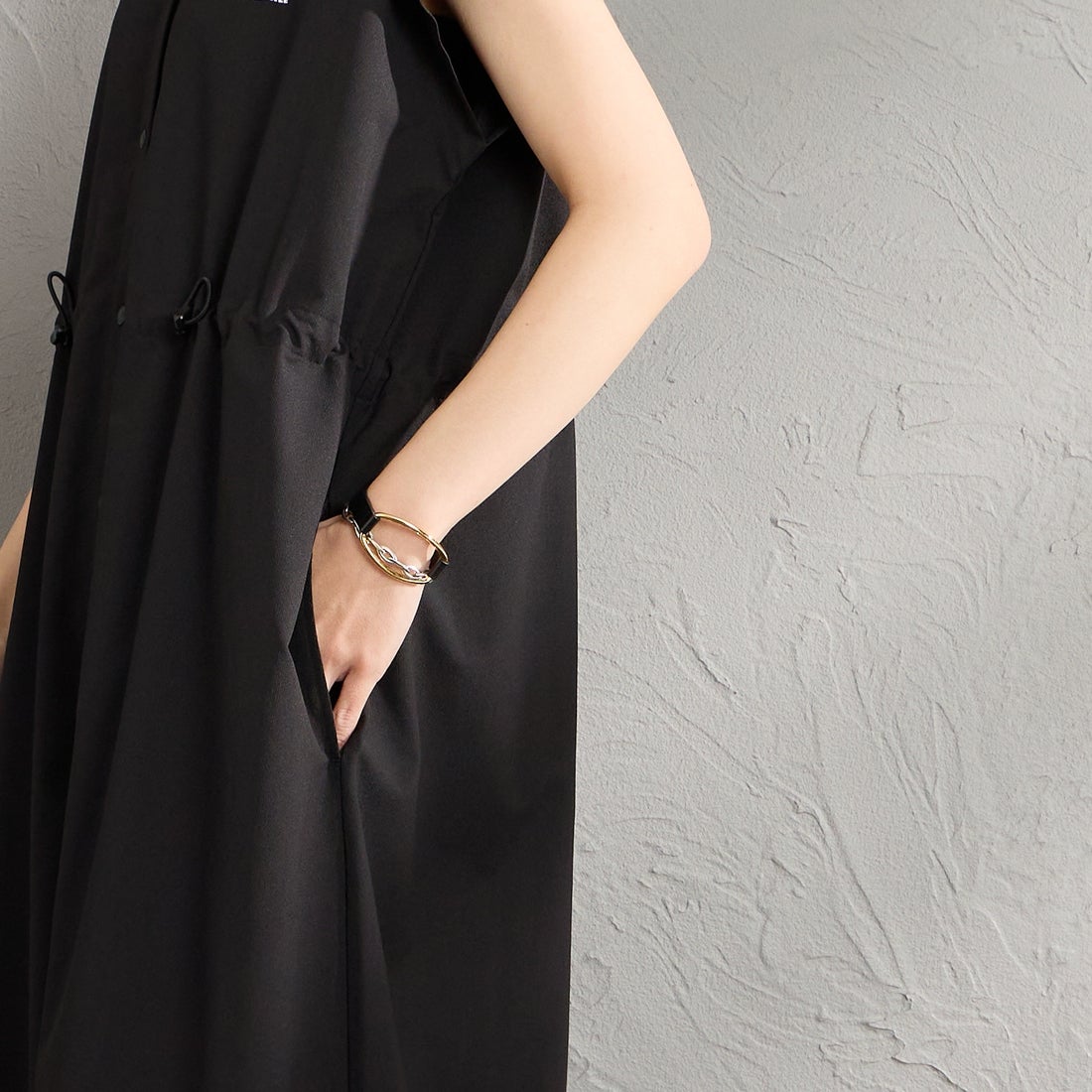 THOUSAND MILE [サウザンド マイル] 別注 ハイエアー ウエストギャザー フレンチスリーブワンピース [TM261HA50822-JF] 09 BLACK &&モデル身長：160cm 着用サイズ：F&&