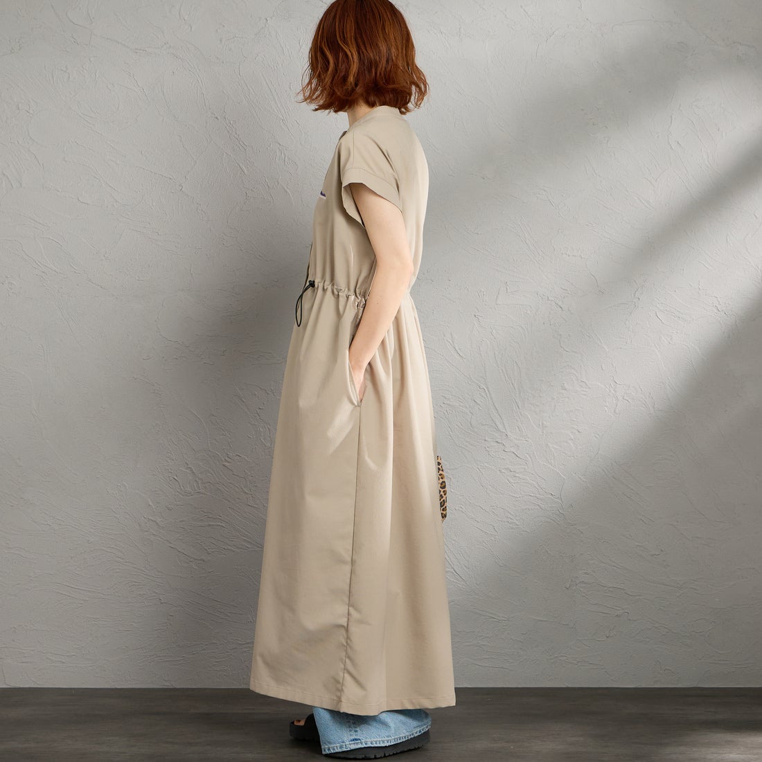 THOUSAND MILE [サウザンド マイル] 別注 ハイエアー ウエストギャザー フレンチスリーブワンピース [TM261HA50822-JF] 15 GREIGE &&モデル身長：158cm 着用サイズ：F&&