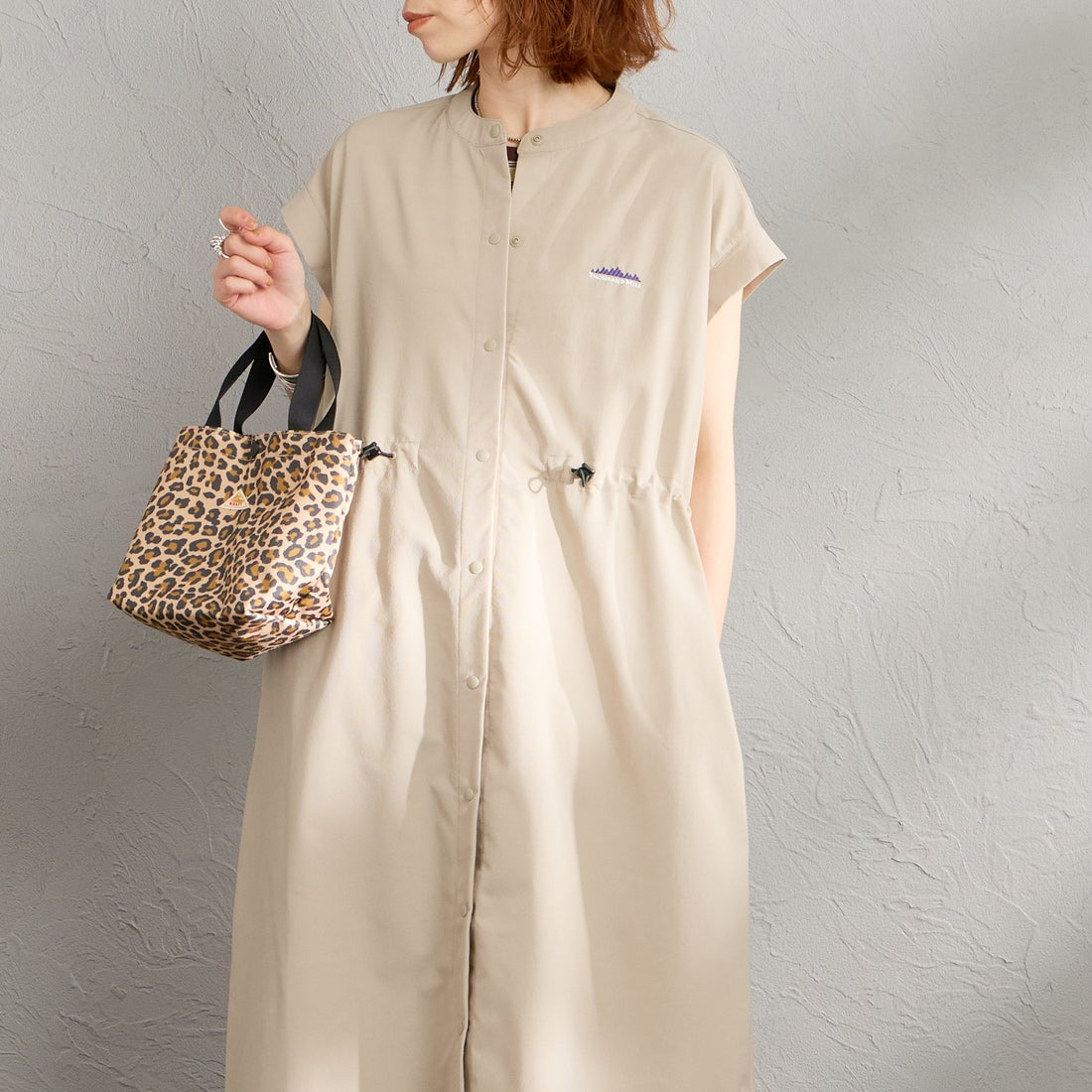 THOUSAND MILE [サウザンド マイル] 別注 ハイエアー ウエストギャザー フレンチスリーブワンピース [TM261HA50822-JF] 15 GREIGE &&モデル身長：158cm 着用サイズ：F&&