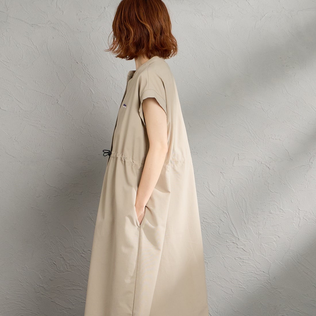 THOUSAND MILE [サウザンド マイル] 別注 ハイエアー ウエストギャザー フレンチスリーブワンピース [TM261HA50822-JF] 15 GREIGE &&モデル身長：158cm 着用サイズ：F&&