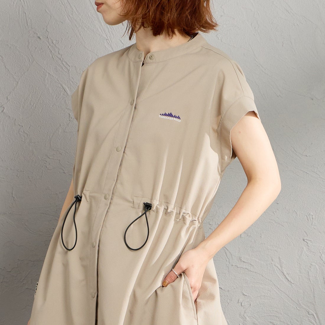 THOUSAND MILE [サウザンド マイル] 別注 ハイエアー ウエストギャザー フレンチスリーブワンピース [TM261HA50822-JF] 15 GREIGE &&モデル身長：158cm 着用サイズ：F&&