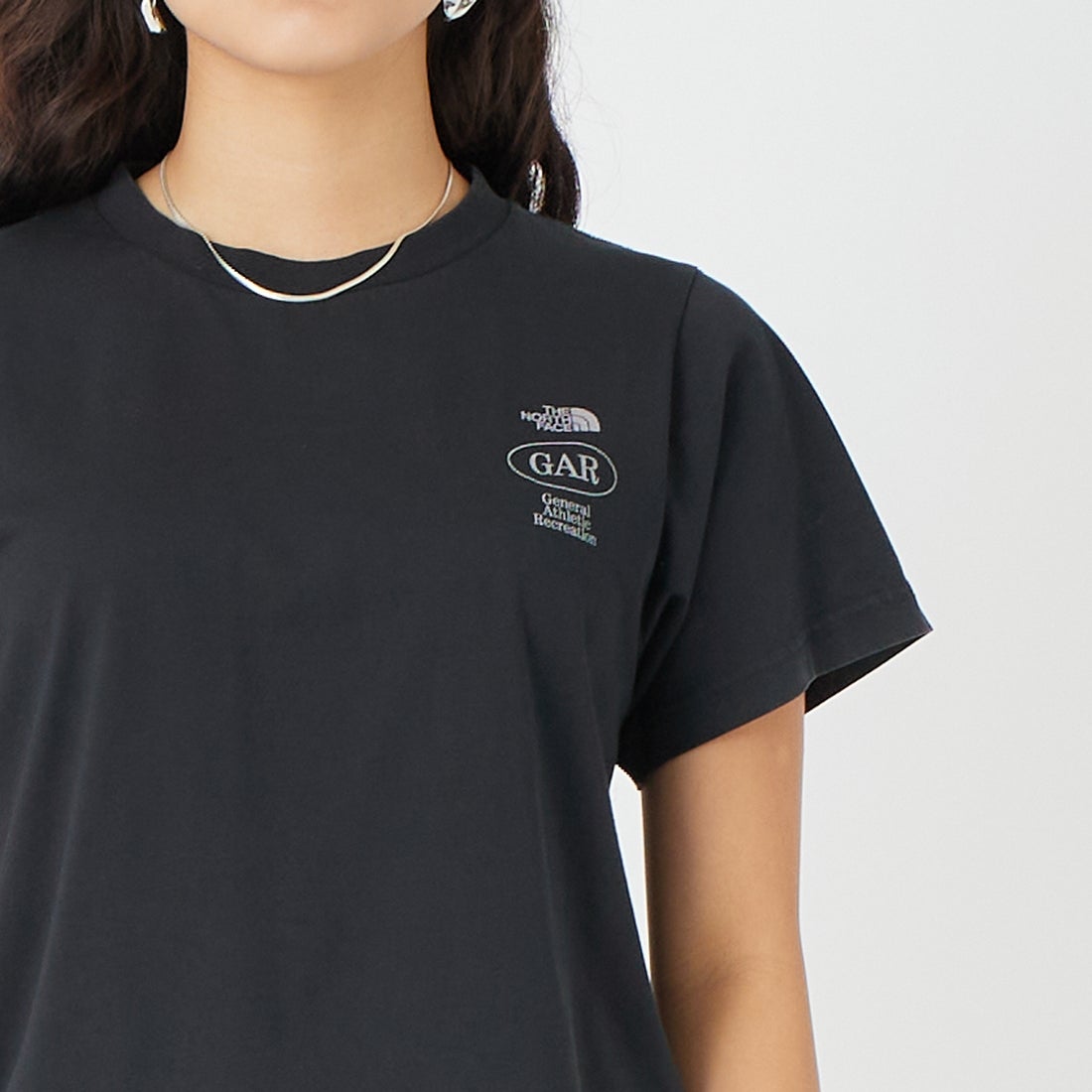 THE NORTH FACE [ザ ノースフェイス] GARスモーラー タイポグラフィックショートスリーブTシャツ [NT32667] K &&モデル身長：162cm 着用サイズ：WL&&