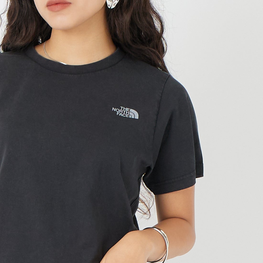 THE NORTH FACE [ザ ノースフェイス] GAR タイポグラフィックカラードショートスリーブTシャツ [NT32668] K &&モデル身長：162cm 着用サイズ：WL&&
