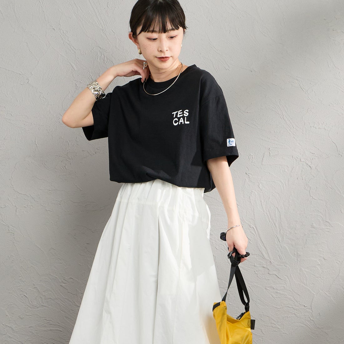 The Endless Summer [エンドレスサマー] 別注 手描き風 バックプリントTシャツ [FH-26574506-JF] BLACK &&モデル身長：150cm 着用サイズ：S&&