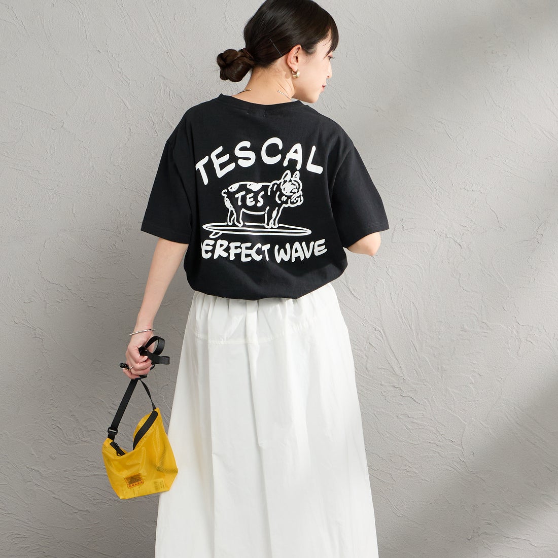 The Endless Summer [エンドレスサマー] 別注 手描き風 バックプリントTシャツ [FH-26574506-JF] BLACK &&モデル身長：150cm 着用サイズ：S&&
