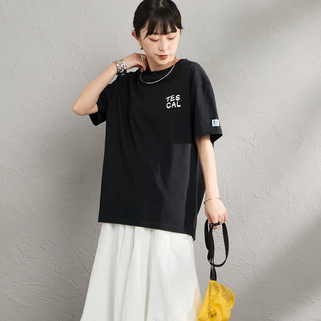 The Endless Summer [エンドレスサマー] 別注 手描き風 バックプリントTシャツ [FH-26574506-JF] BLACK &&モデル身長：150cm 着用サイズ：S&&