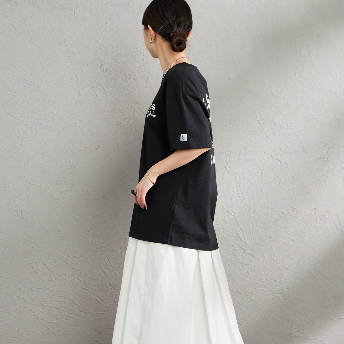 The Endless Summer [エンドレスサマー] 別注 手描き風 バックプリントTシャツ [FH-26574506-JF] BLACK &&モデル身長：150cm 着用サイズ：S&&