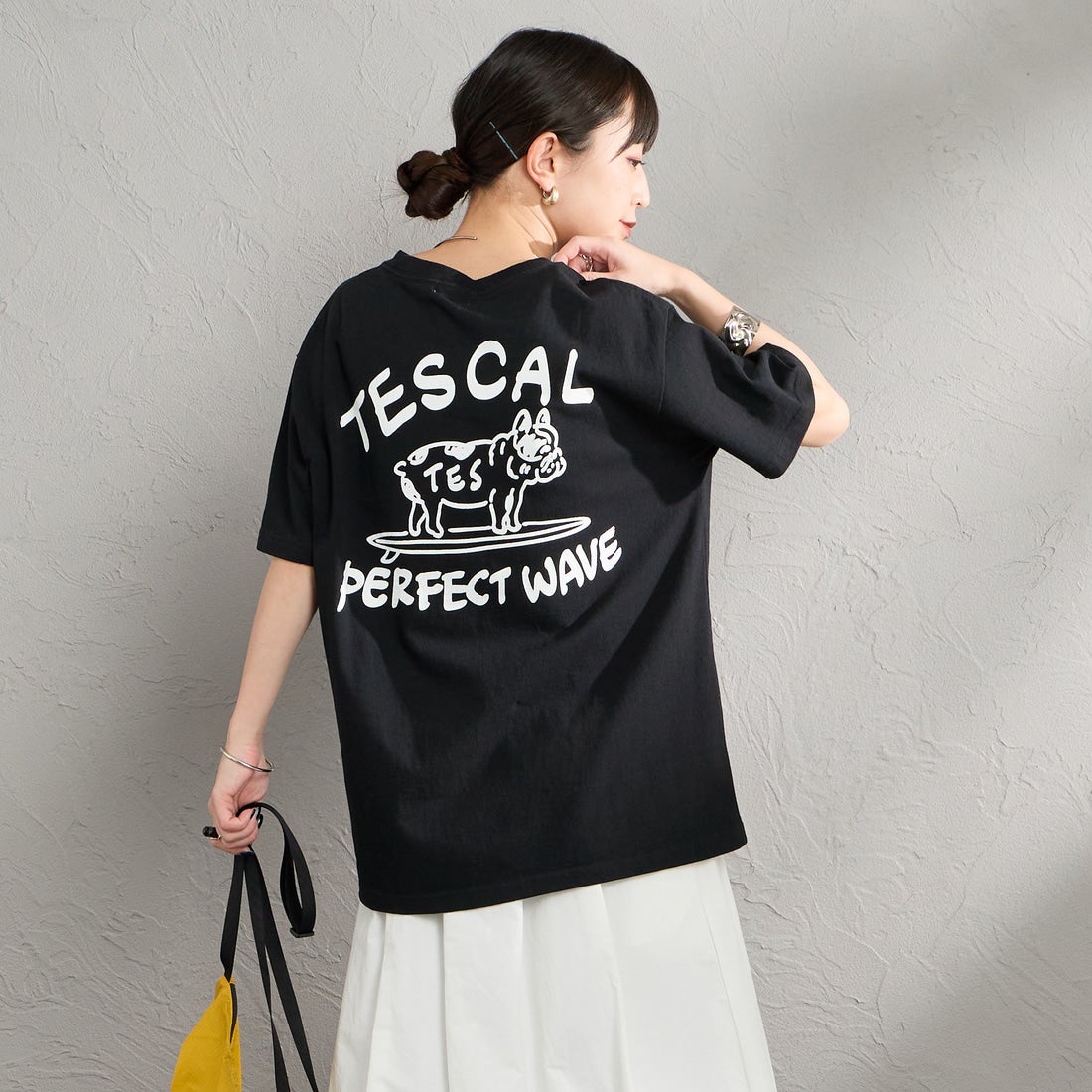 The Endless Summer [エンドレスサマー] 別注 手描き風 バックプリントTシャツ [FH-26574506-JF] BLACK &&モデル身長：150cm 着用サイズ：S&&