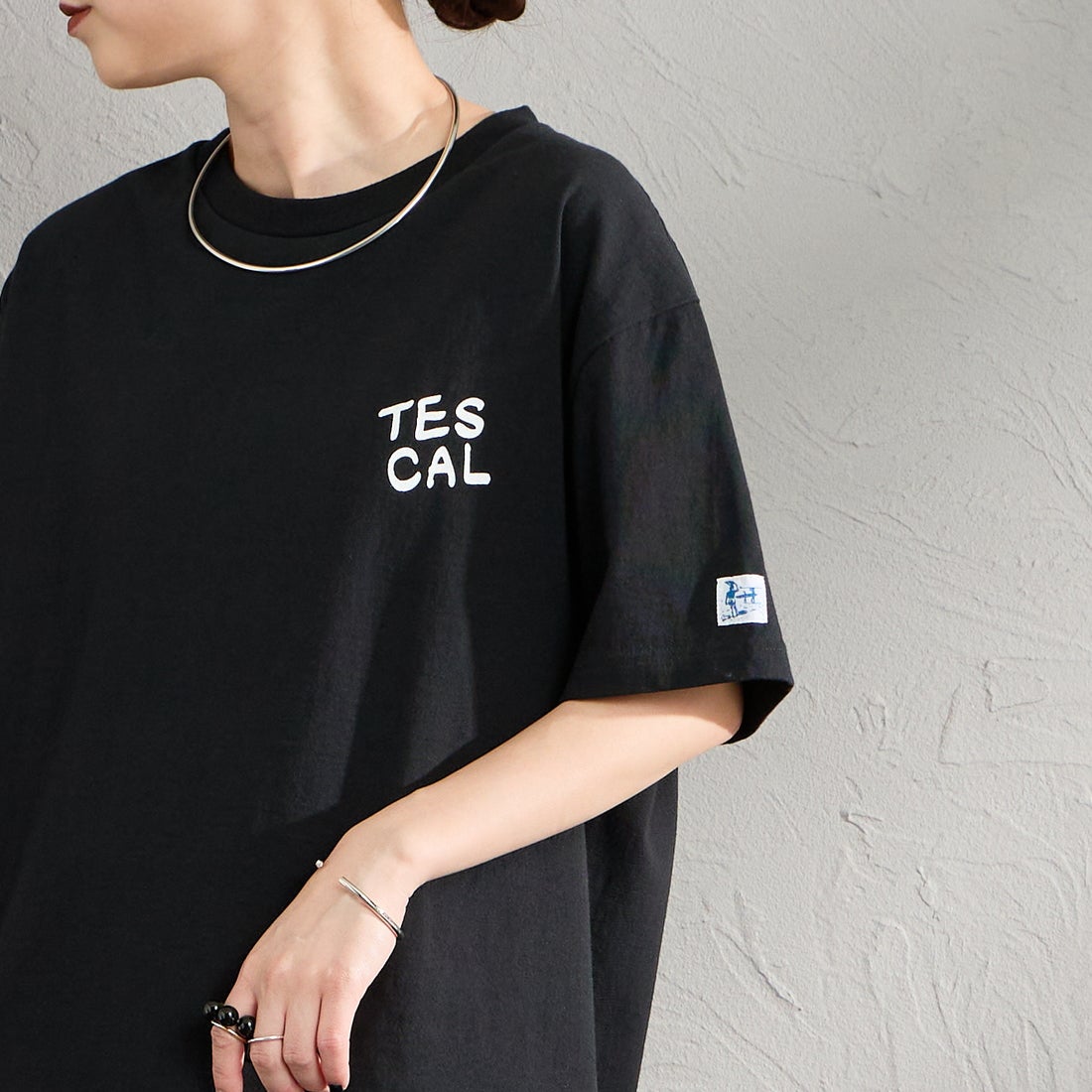 The Endless Summer [エンドレスサマー] 別注 手描き風 バックプリントTシャツ [FH-26574506-JF] BLACK &&モデル身長：150cm 着用サイズ：S&&