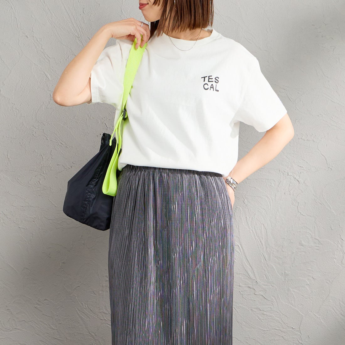 The Endless Summer [エンドレスサマー] 別注 手描き風 バックプリントTシャツ [FH-26574506-JF] WHITE &&モデル身長：159cm 着用サイズ：S&&