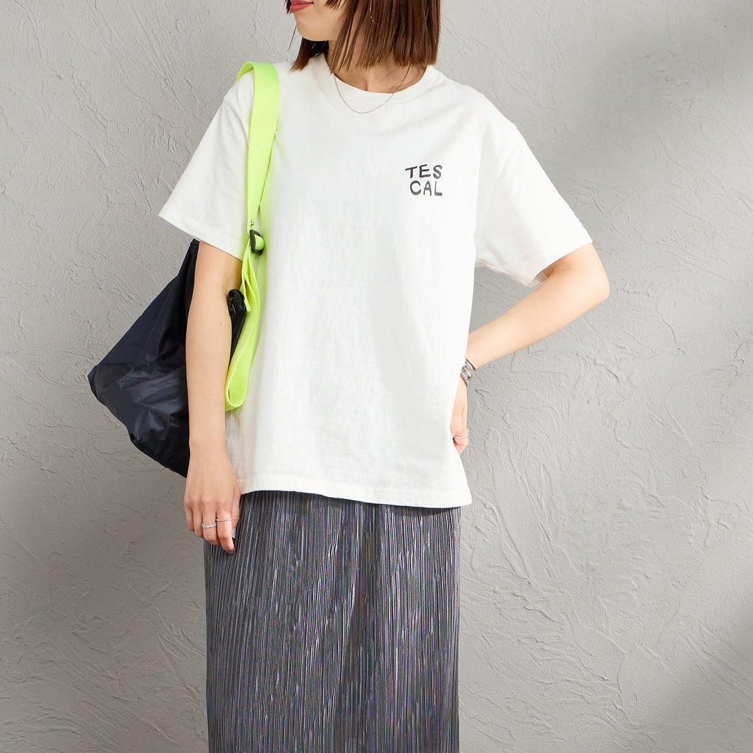 The Endless Summer [エンドレスサマー] 別注 手描き風 バックプリントTシャツ [FH-26574506-JF] WHITE &&モデル身長：159cm 着用サイズ：S&&Summer [エンドレスサマー] 別注 手描き風 バックプリントTシャツ [FH-26574506-JF] BEIGE