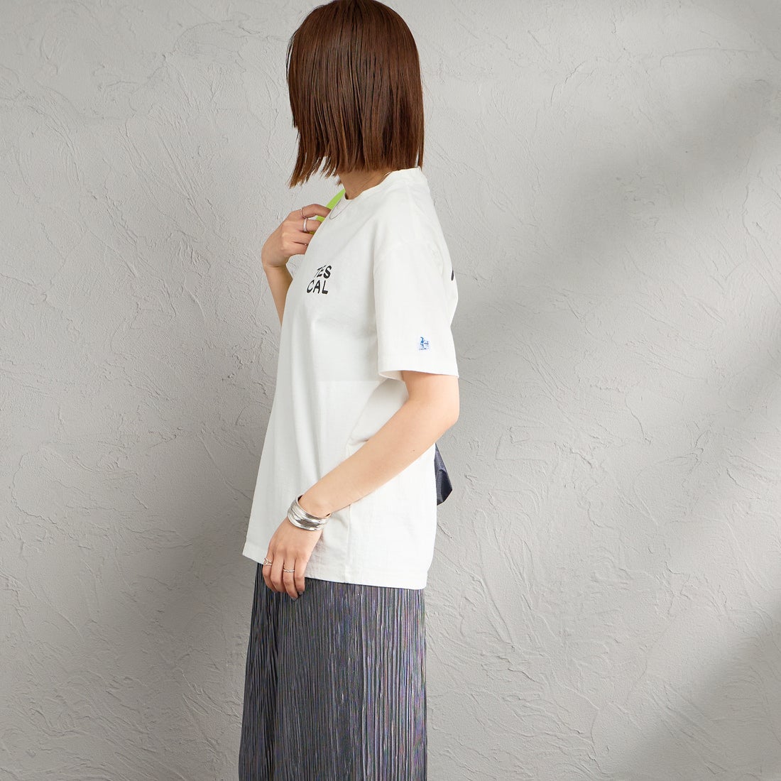 The Endless Summer [エンドレスサマー] 別注 手描き風 バックプリントTシャツ [FH-26574506-JF] WHITE &&モデル身長：159cm 着用サイズ：S&&