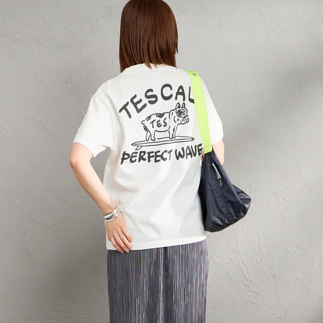 The Endless Summer [エンドレスサマー] 別注 手描き風 バックプリントTシャツ [FH-26574506-JF] WHITE &&モデル身長：159cm 着用サイズ：S&&