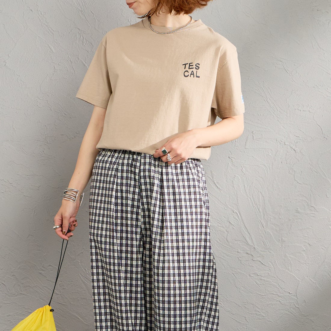 The Endless Summer [エンドレスサマー] 別注 手描き風 バックプリントTシャツ [FH-26574506-JF] BEIGE &&モデル身長：158cm 着用サイズ：S&&