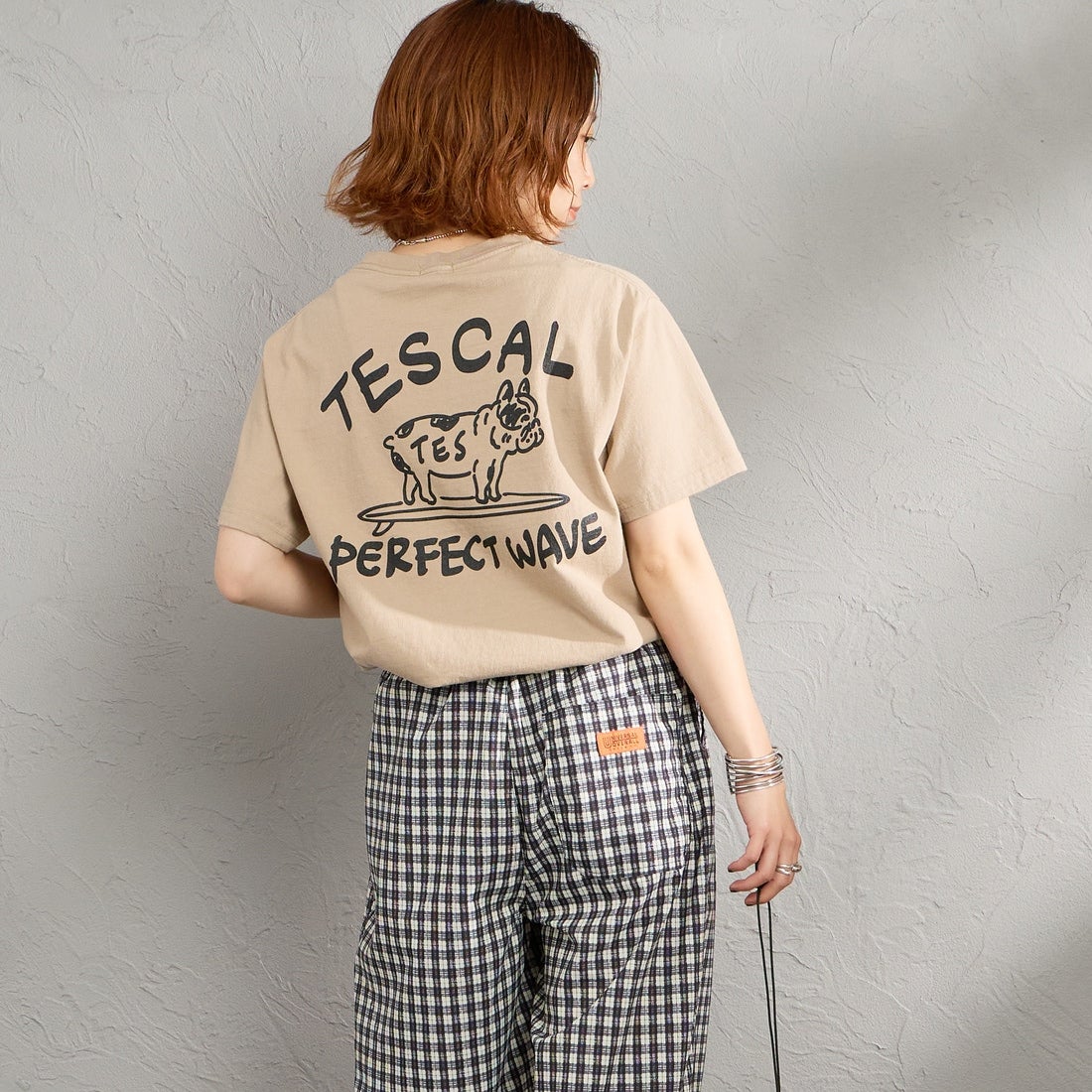 The Endless Summer [エンドレスサマー] 別注 手描き風 バックプリントTシャツ [FH-26574506-JF] BEIGE &&モデル身長：158cm 着用サイズ：S&&