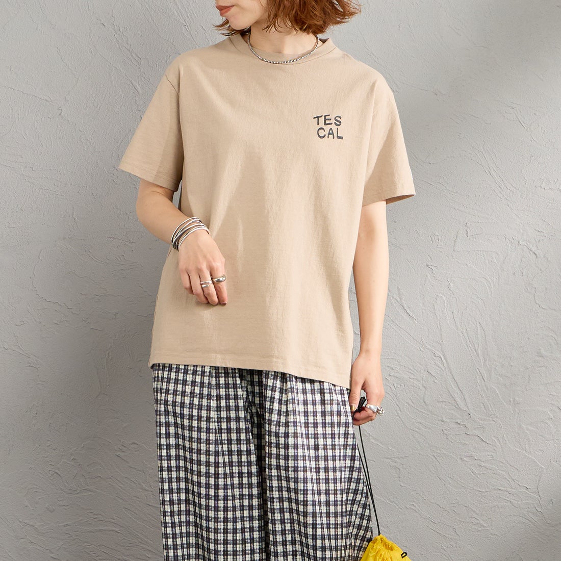 The Endless Summer [エンドレスサマー] 別注 手描き風 バックプリントTシャツ [FH-26574506-JF] BEIGE &&モデル身長：158cm 着用サイズ：S&&