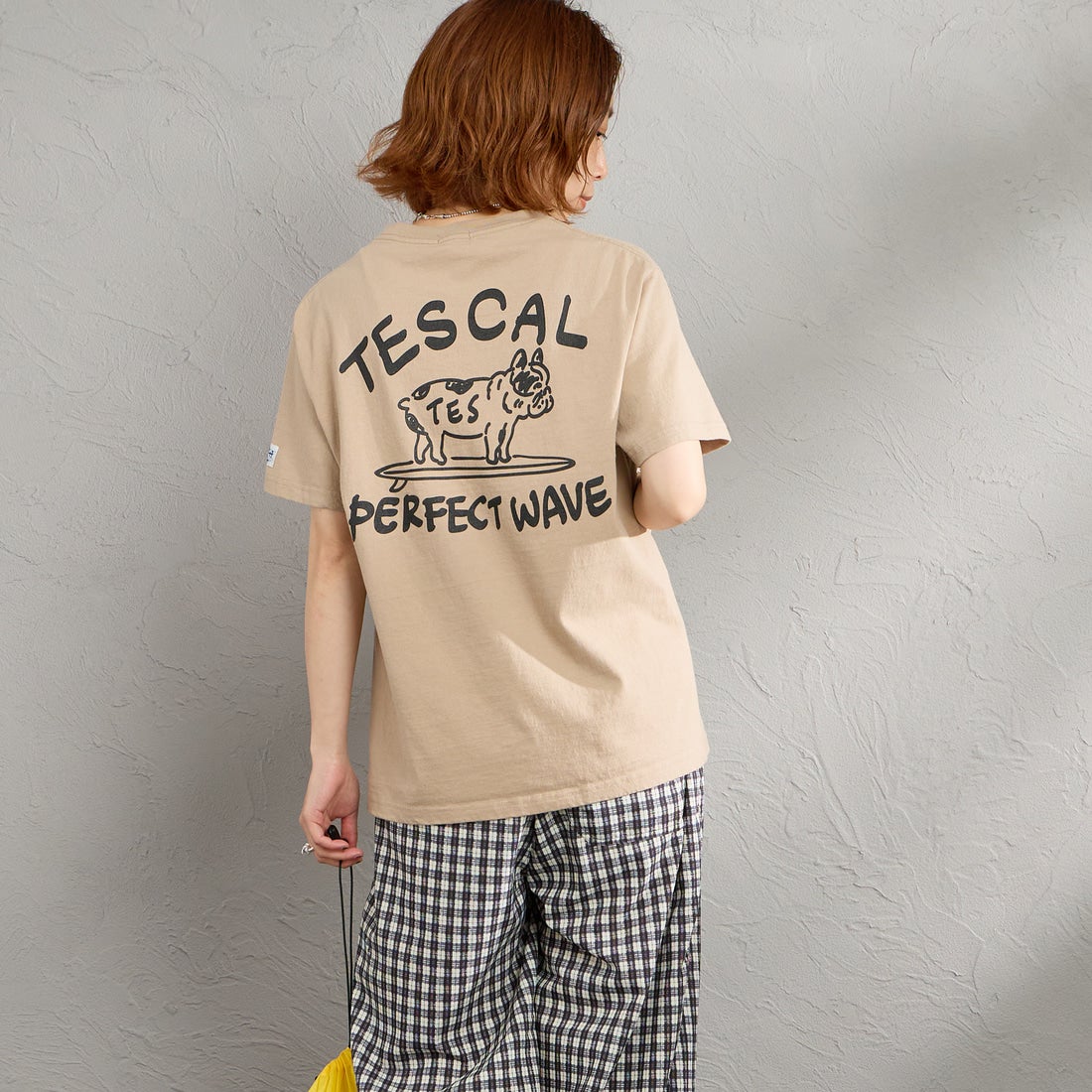 The Endless Summer [エンドレスサマー] 別注 手描き風 バックプリントTシャツ [FH-26574506-JF] BEIGE &&モデル身長：158cm 着用サイズ：S&&