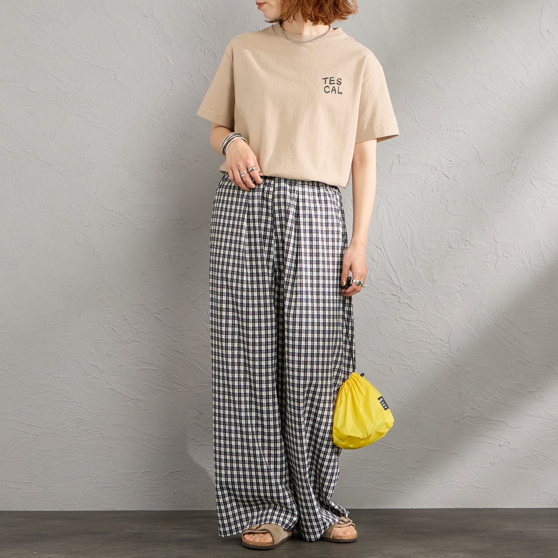 The Endless Summer [エンドレスサマー] 別注 手描き風 バックプリントTシャツ [FH-26574506-JF] BEIGE &&モデル身長：158cm 着用サイズ：S&&