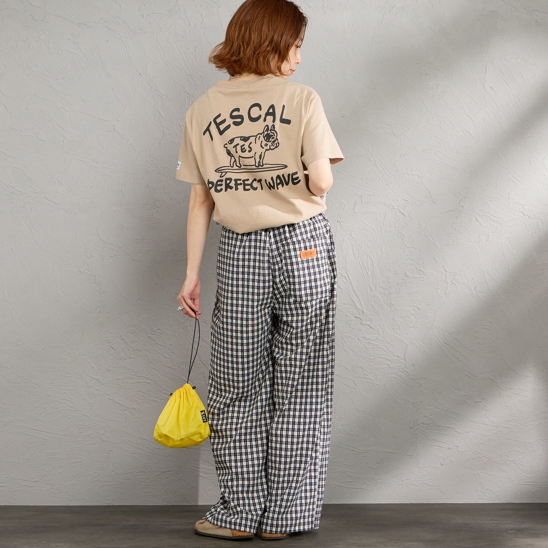 The Endless Summer [エンドレスサマー] 別注 手描き風 バックプリントTシャツ [FH-26574506-JF] BEIGE &&モデル身長：158cm 着用サイズ：S&&