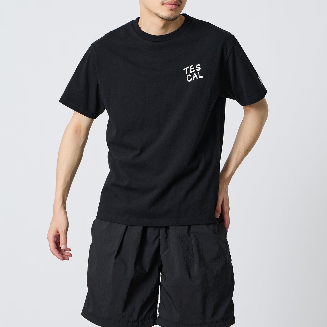 The Endless Summer [エンドレスサマー] 別注 手描き風 バックプリントTシャツ [FH-26574506-JF] BLACK &&モデル身長：168cm 着用サイズ：M&&