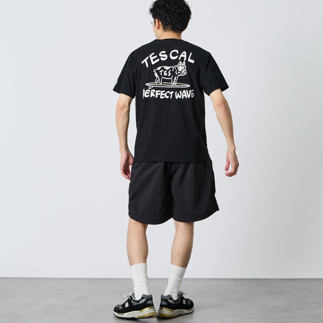 The Endless Summer [エンドレスサマー] 別注 手描き風 バックプリントTシャツ [FH-26574506-JF] BLACK &&モデル身長：168cm 着用サイズ：M&&