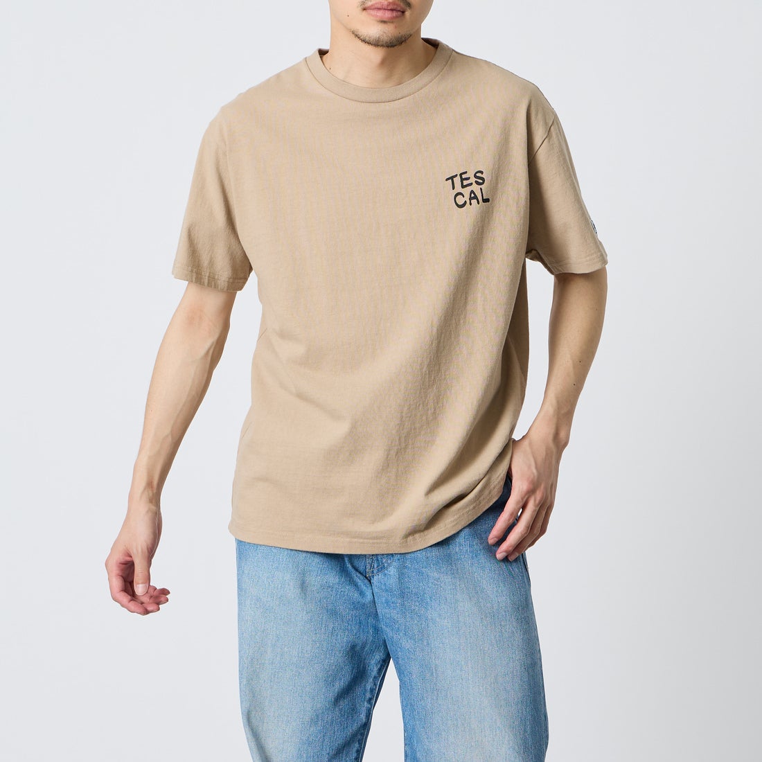 The Endless Summer [エンドレスサマー] 別注 手描き風 バックプリントTシャツ [FH-26574506-JF] BEIGE &&モデル身長：168cm 着用サイズ：L&&