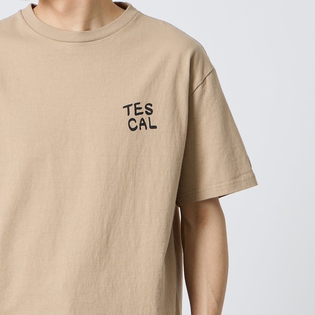 The Endless Summer [エンドレスサマー] 別注 手描き風 バックプリントTシャツ [FH-26574506-JF] BEIGE &&モデル身長：168cm 着用サイズ：L&&