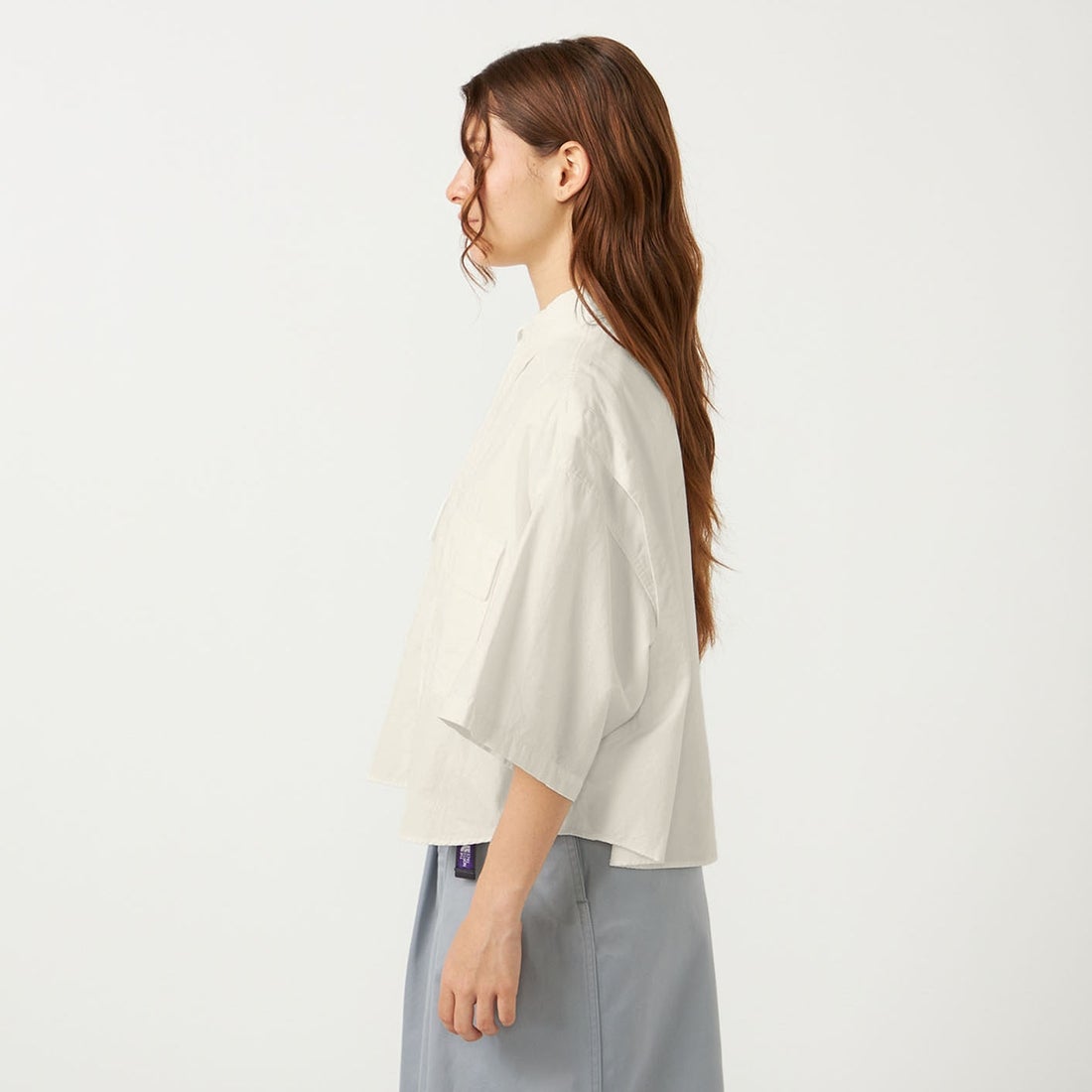 THE NORTH FACE PURPLE LABEL [ザ ノースフェイス パープルレーベル] ボタンダウン フィールドクロップドシャツ [N26SG067] W WHITE &&モデル身長：165cm 着用サイズ：WS&&