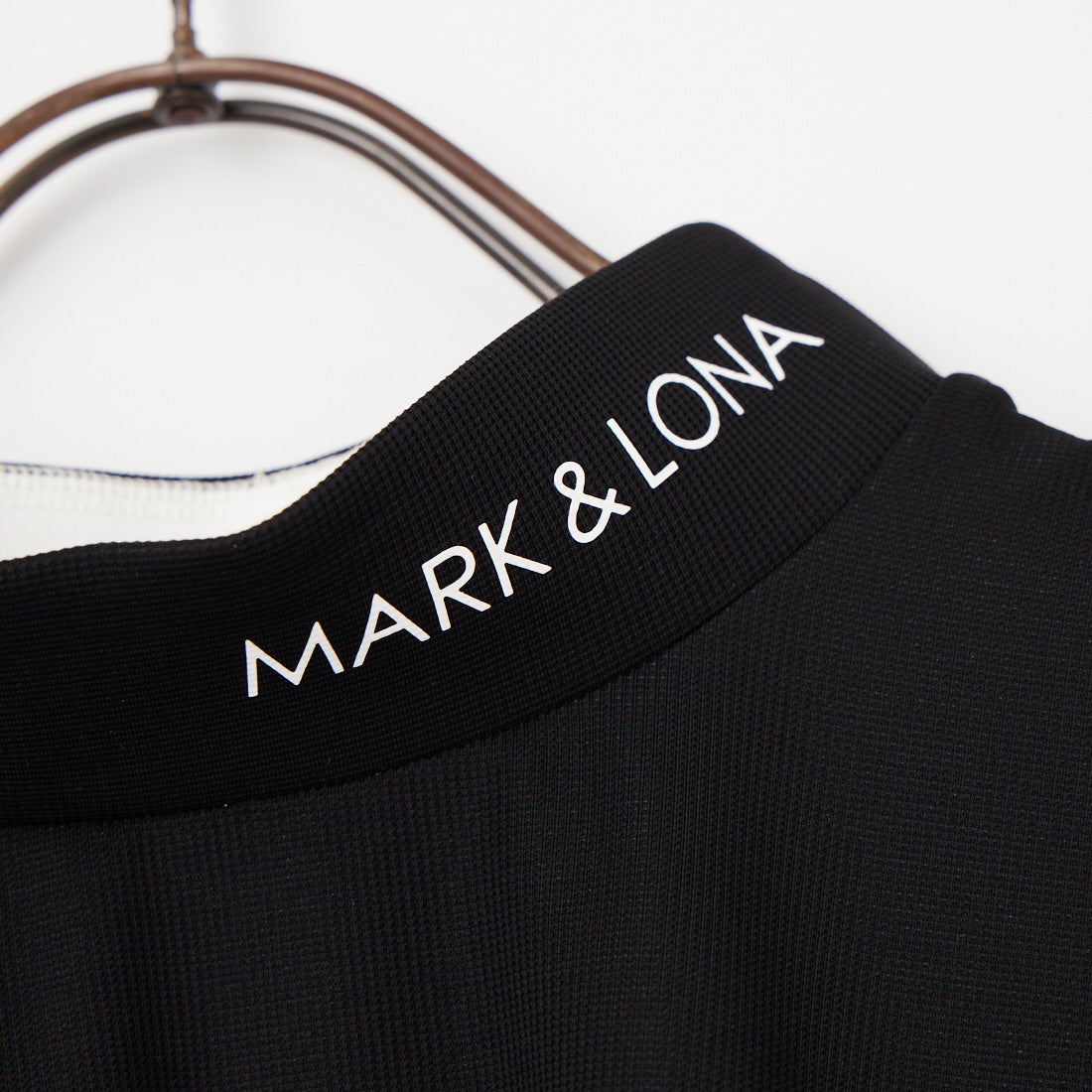 MARK & LONA [マークアンドロナ] ナイロンワッフル ブラックレターロゴ モックネックTシャツ [MLM-6A-AA07] BLACK