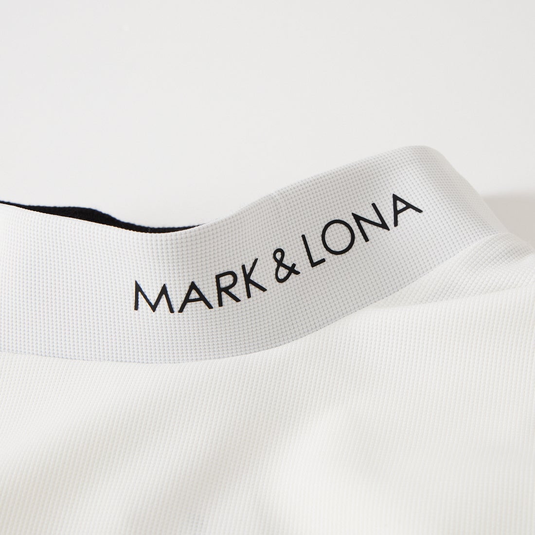 MARK & LONA [マークアンドロナ] ナイロンワッフル ブラックレターロゴ モックネックTシャツ [MLM-6A-AA07] WHITE