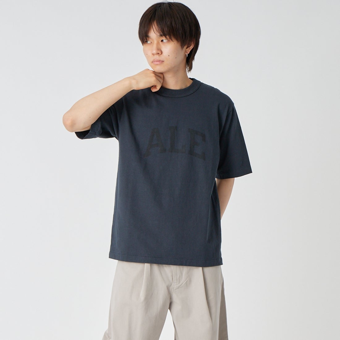 blurhms ROOTSTOCK [ブラームス ルーツストック] ALE-Y 88/12スタンダードプリントTシャツ [BROOTS25S35S26A] 03 NIGHT B &&モデル身長：177cm 着用サイズ：2&&OTSTOCK [ブラームス ルーツストック] ALE-Y 88/12スタンダードプリントTシャツ [BROOTS25S35S26A] 01 IVORY