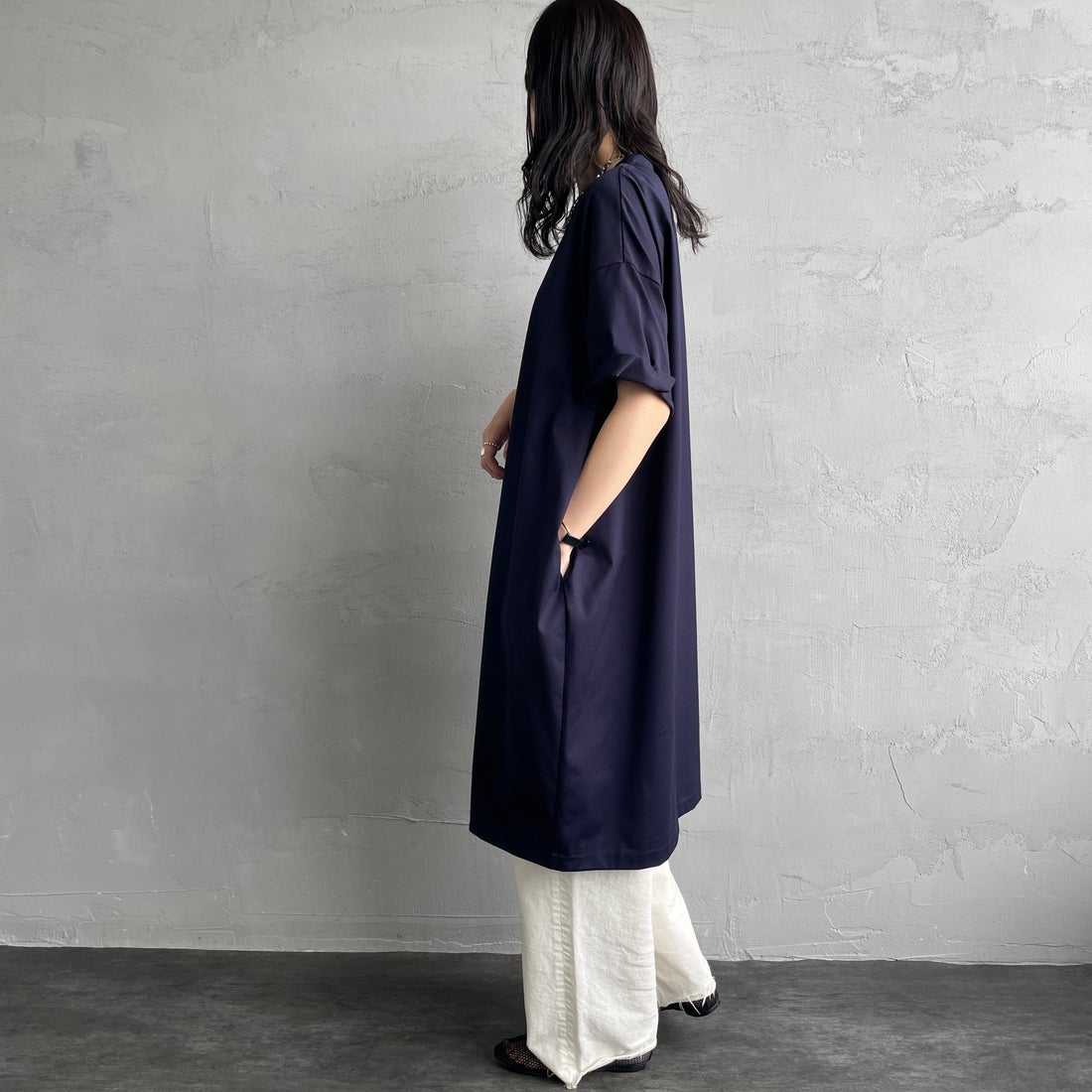 mizuiro ind [ミズイロインド] ロールアップスリーブワイドワンピース [2-250108] 77 NAVY &&モデル身長：160cm 着用サイズ：F&&