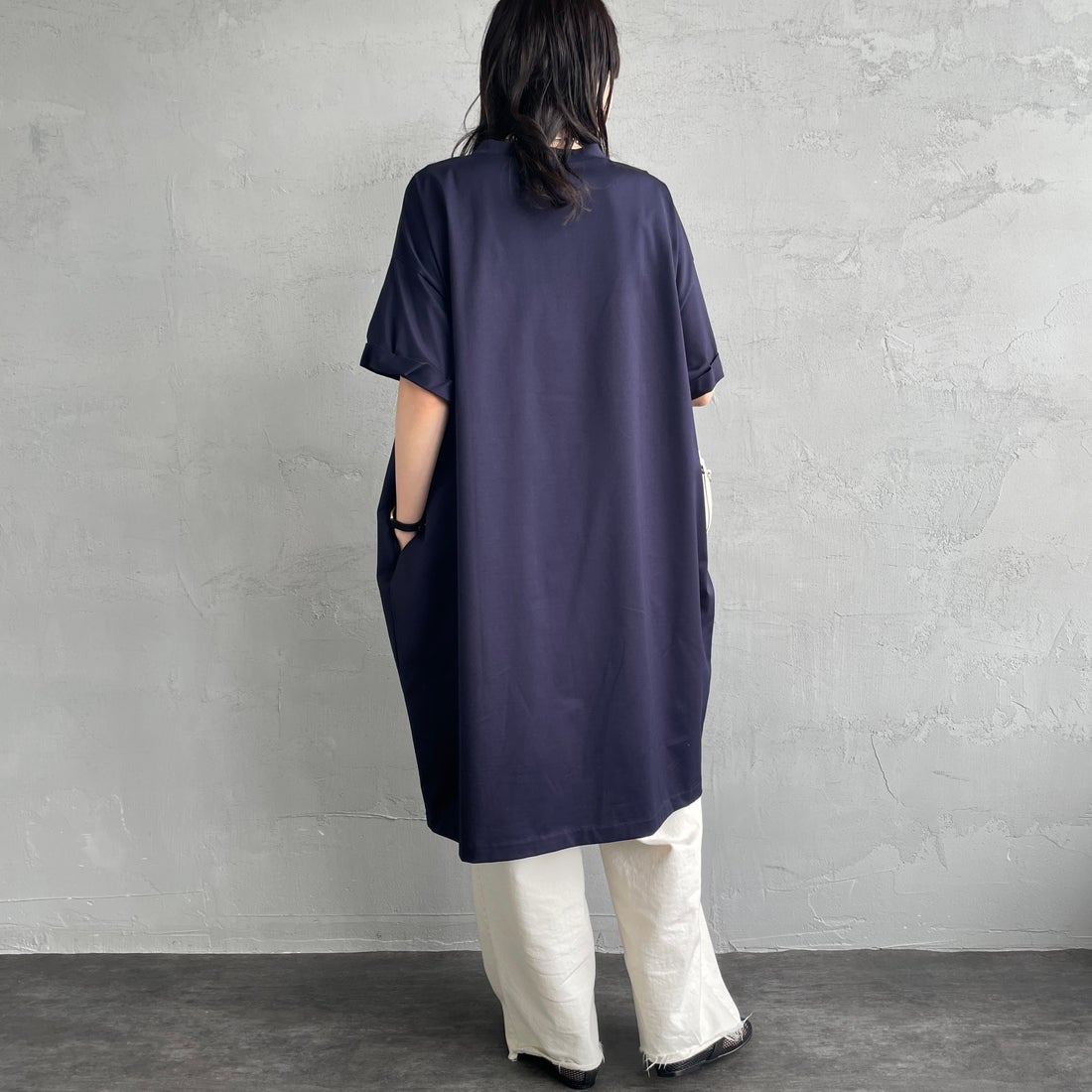 mizuiro ind [ミズイロインド] ロールアップスリーブワイドワンピース [2-250108] 77 NAVY &&モデル身長：160cm 着用サイズ：F&&