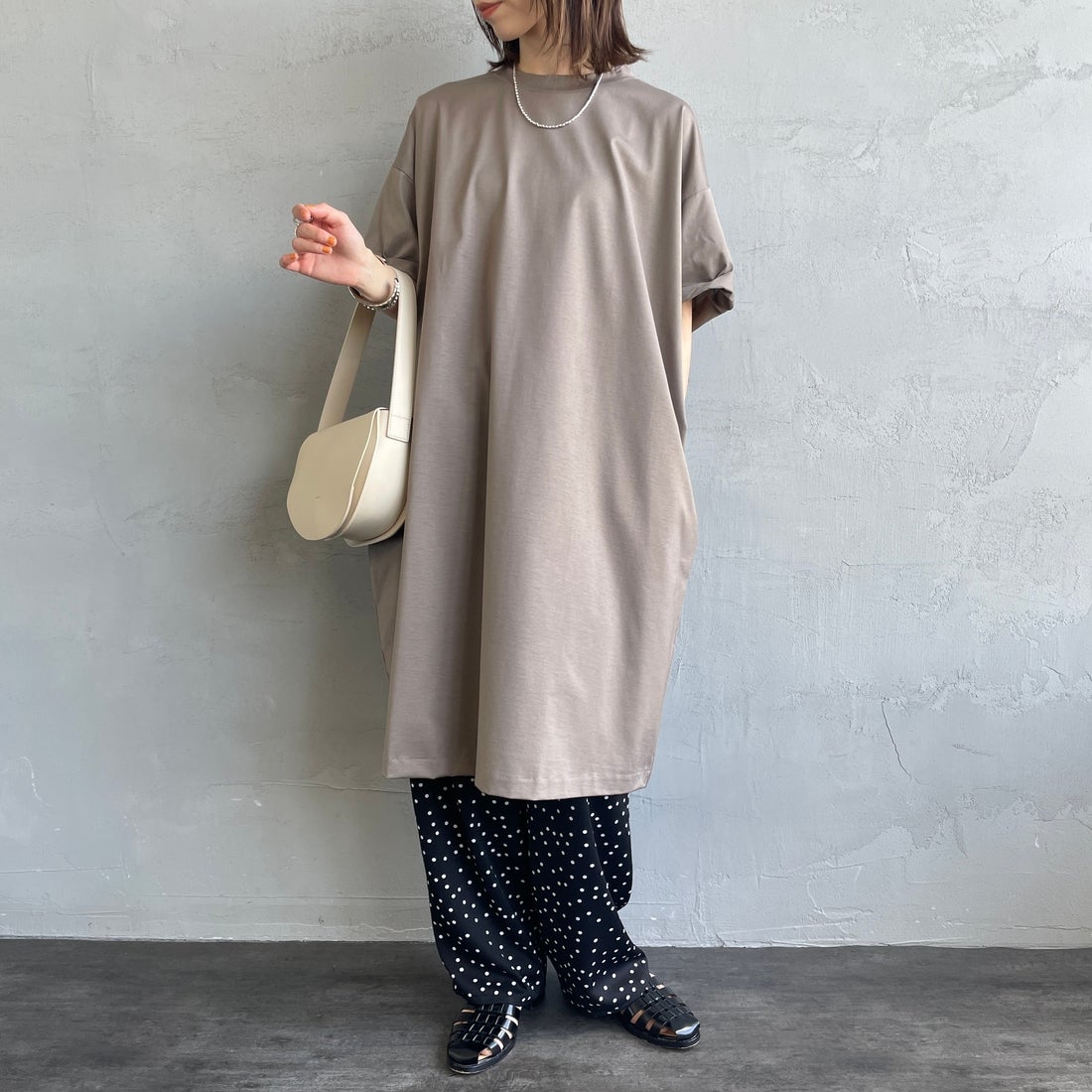 mizuiro ind [ミズイロインド] ロールアップスリーブワイドワンピース [2-250108] 20 GREIGE &&モデル身長：158cm 着用サイズ：F&&