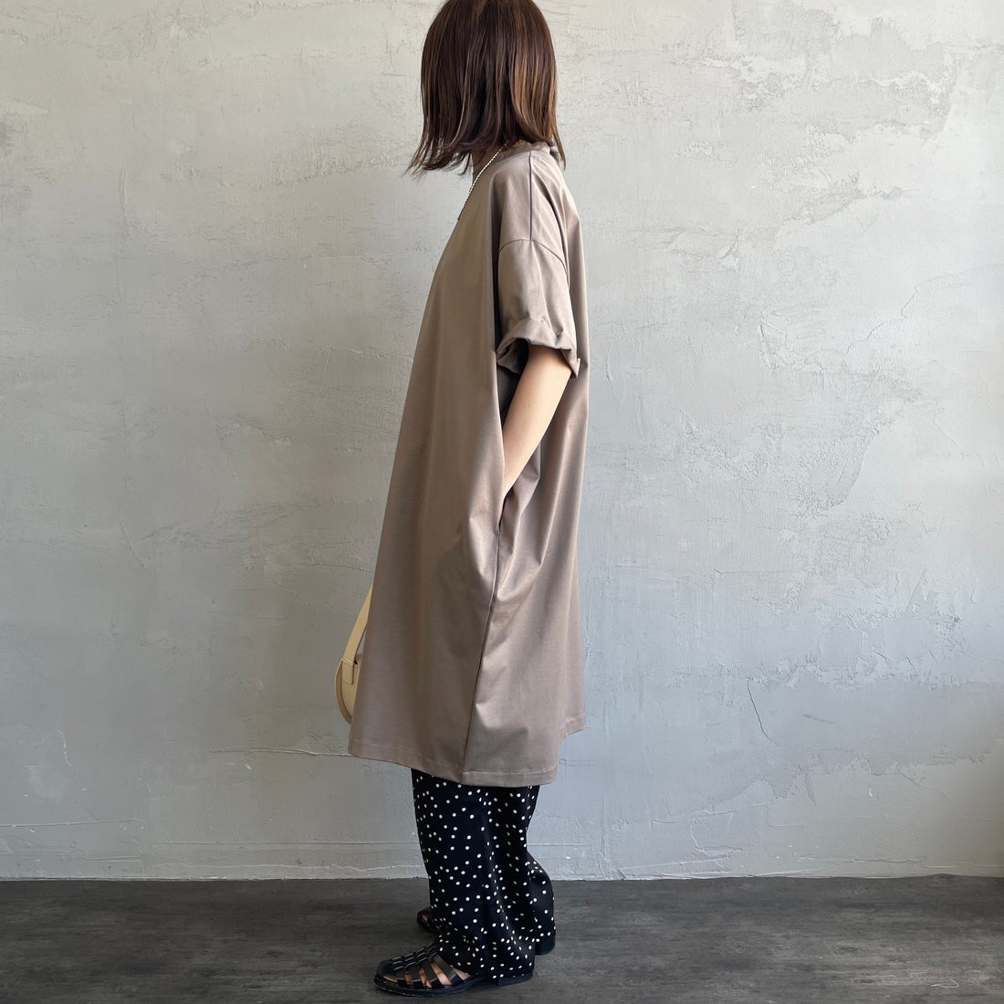 mizuiro ind [ミズイロインド] ロールアップスリーブワイドワンピース [2-250108] 20 GREIGE &&モデル身長：158cm 着用サイズ：F&&