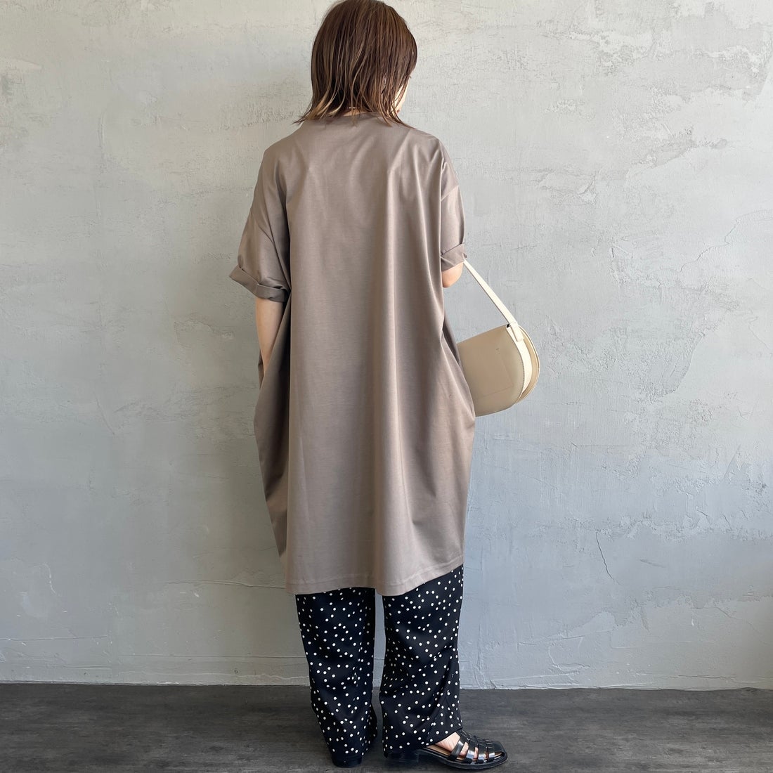 mizuiro ind [ミズイロインド] ロールアップスリーブワイドワンピース [2-250108] 20 GREIGE &&モデル身長：158cm 着用サイズ：F&&