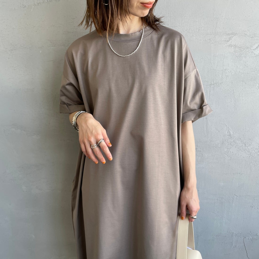 mizuiro ind [ミズイロインド] ロールアップスリーブワイドワンピース [2-250108] 20 GREIGE &&モデル身長：158cm 着用サイズ：F&&